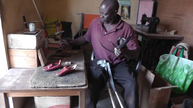 Selbständiger Schuster behindert