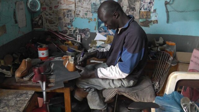 Selbständiger Schuster behindert