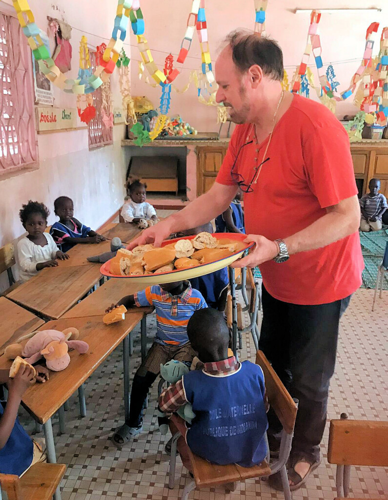 Verteilung Marmeladenbrot Ndianda