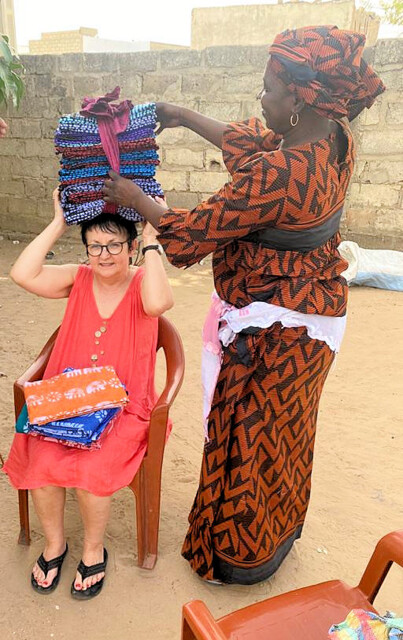 Übergabe der Batiken