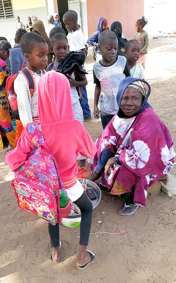 Mutter bringt Essen für die Kinder